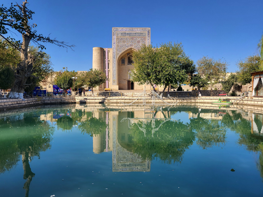 У пруда в Бухаре
